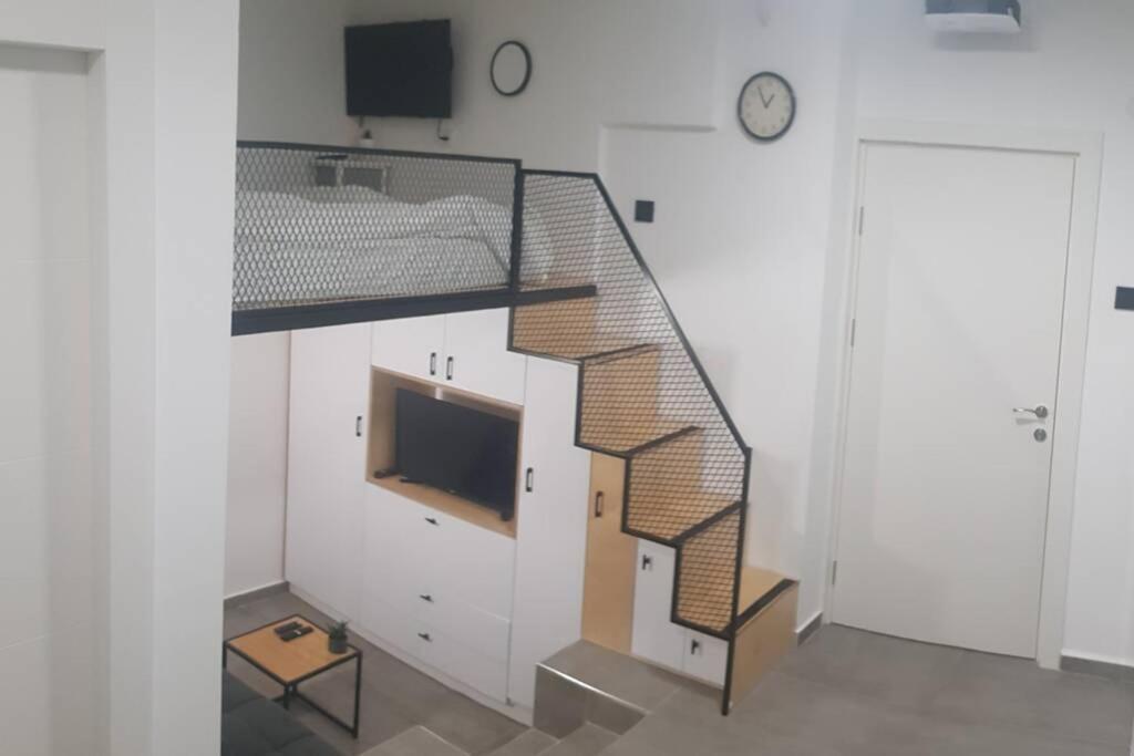 Centrally-Located Quiet Cozy Loft Apartment Beersheba Bagian luar foto