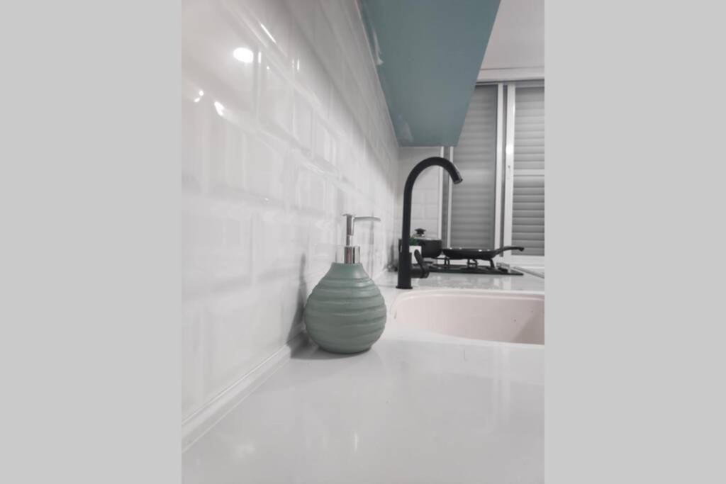 Centrally-Located Quiet Cozy Loft Apartment Beersheba Bagian luar foto