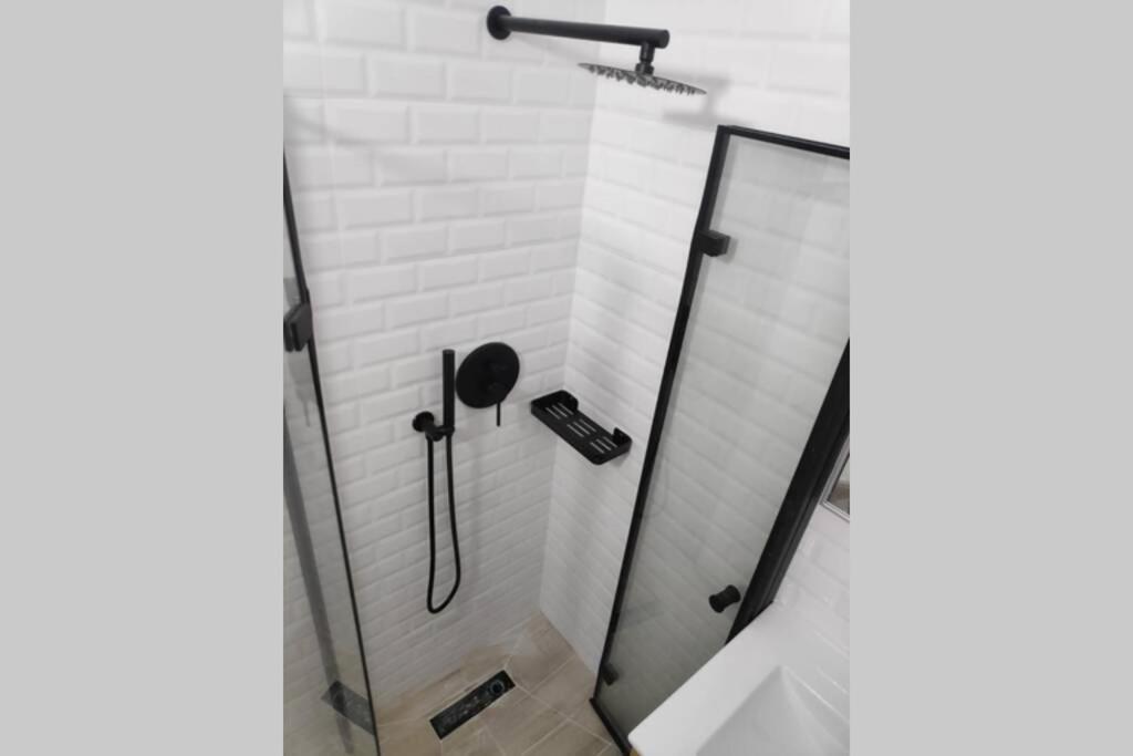 Centrally-Located Quiet Cozy Loft Apartment Beersheba Bagian luar foto